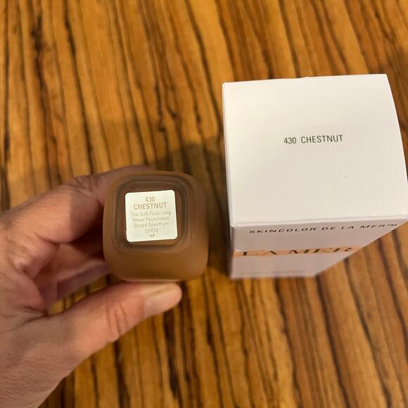 La Mer The Soft Fluid Long Wear Foundation Shade 430 Chestnut 1 oz. 30 ml - Picture 5 of 5